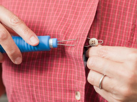 Anziehhilfen, Mit der Knöpfhilfe für Blusen und Hemden den Alltag meistern – selbstständig im Alter anziehen