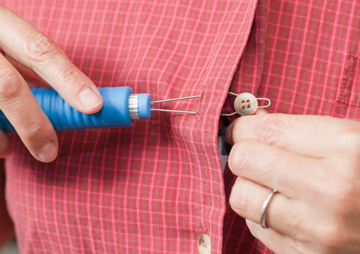Anziehhilfen, Mit der Knöpfhilfe für Blusen und Hemden den Alltag meistern – selbstständig im Alter anziehen