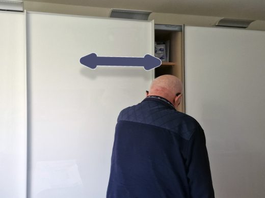 Schrank mit Schiebetüren schafft bewegungsfreiheit im Zimmer