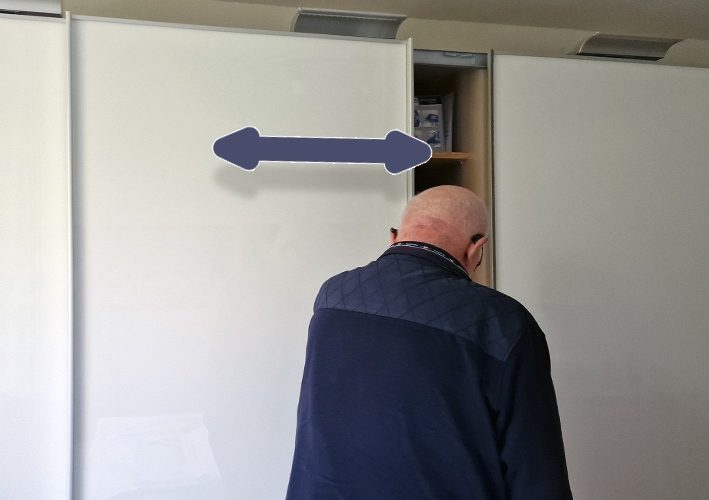 Schrank mit Schiebetüren schafft bewegungsfreiheit im Zimmer