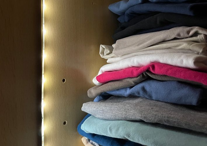 LED-Schranklicht mit Bewegungsmelder. Ein Hilfsmittel für Senioren