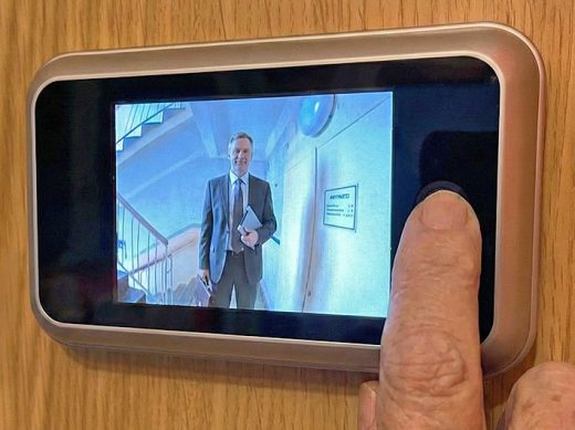 Digitaler Türspion. Sicherheit für Senioren