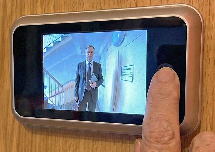 Digitaler Türspion. Sicherheit für Senioren