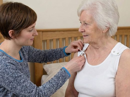 Adaptive Bekleidung erleichtert das An- und Ausziehen bei Pflegebedarf