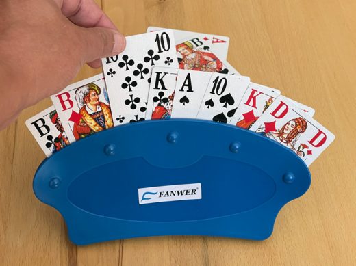 Teilhabe im Alter: Großkartenspiel und Kartenhalter