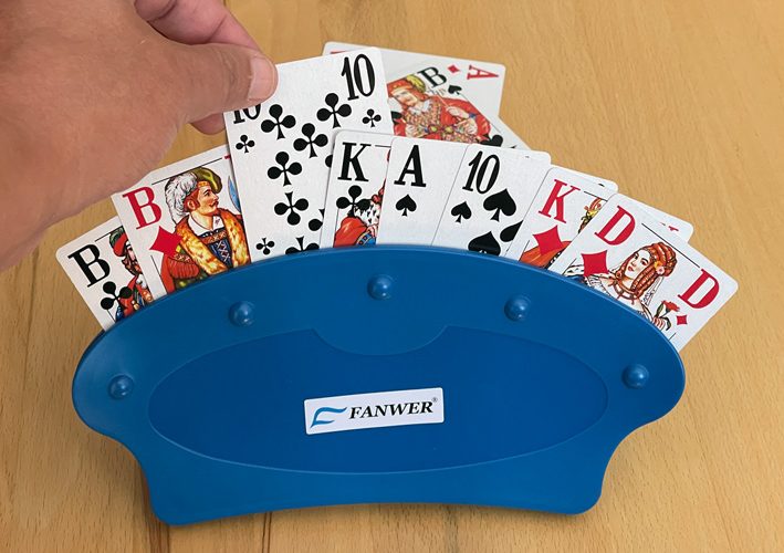 Teilhabe im Alter: Großkartenspiel und Kartenhalter