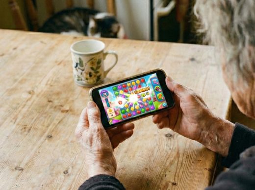 Geistige Anregung für Senioren: Spiele auf Smartphone und Tablet