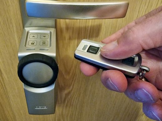 Türschlossantrieb mit Funkfernbedienung. Ein Hilfsmittel für Senioren