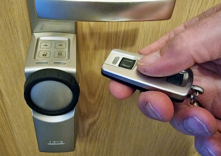 Türschlossantrieb mit Funkfernbedienung. Ein Hilfsmittel für Senioren