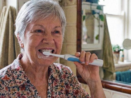 Zahnpflege Mundhygiene im Alter Elektrische Zahnbürste