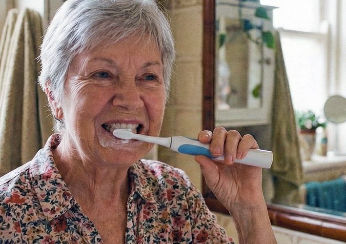 Zahnpflege Mundhygiene im Alter Elektrische Zahnbürste